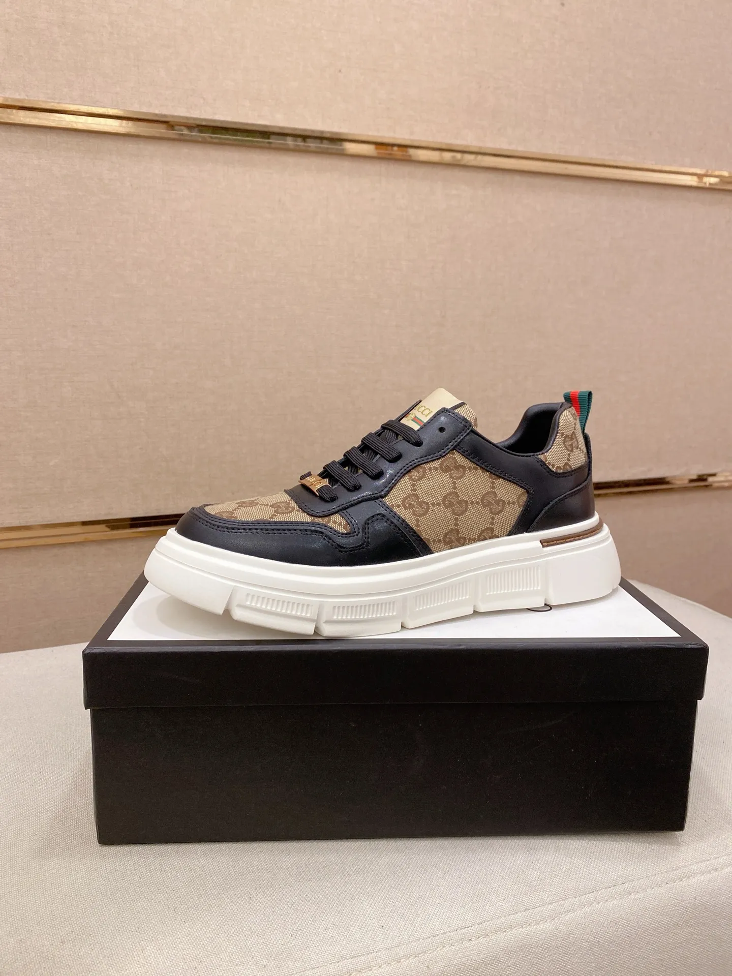 Men's shoes💰 400💰The new GUCCI (Gucci) counters are launched simultaneously. The new men's shoes, 😘fabrics are selected from imported cowhide, and the lining is sheepskin lining. 👍🏿 High-end ☄️ air-cushion molded anti-slip rubber outsole, exquisite lines, simple and elegant, comfortable and high-end for leisure travel. Code number: 38 to 44 (45 can be customized and cannot be returned or exchanged)